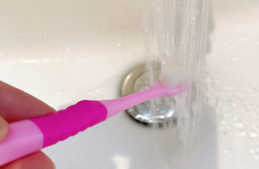 プラチナナノmanmou歯ブラシの使い方。まず水に濡らしてから使います